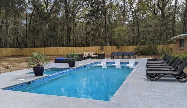 Downtown Savannah Oasis w Heated Pool & Spa