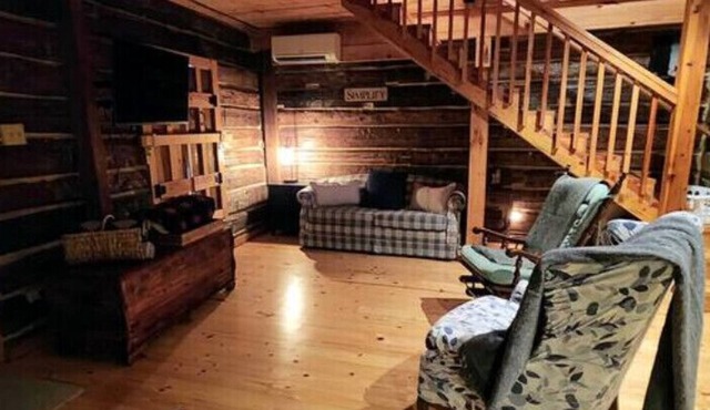 Dreamy log cabin off a country road, short hike to waterfalls. Pet friendly.