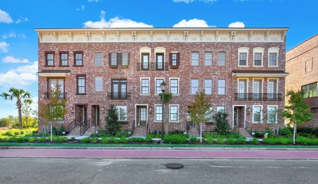 Eastern Wharf Luxury Townhome - Sleeps 6