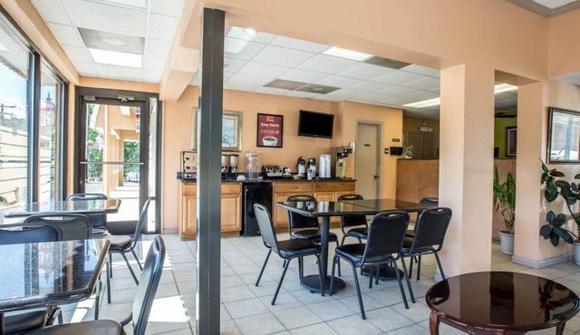 Econo Lodge Biltmore