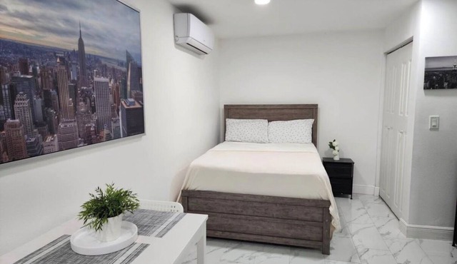 Efficiency near Tampa airport and Raymond James Stadium. Parking & Private Entry