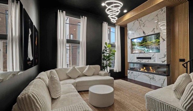Elevated Urban Retreat/Garage, Speakeasy, Hot Tub