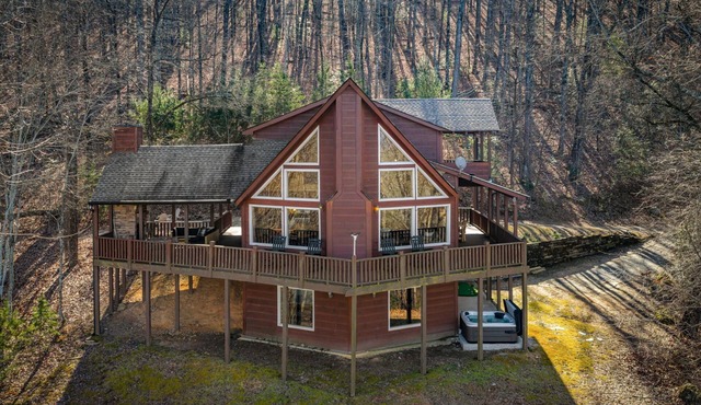 Ellijay Cabin- Hot Tub, Views, Game Room, Outdoor Fireplace, Dog friendly