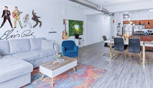 `Elvis - The Legend` Loft - Steps from Attractions