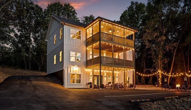 Embrace Nature in this Glorious Cabin in Fairview, Georgia
