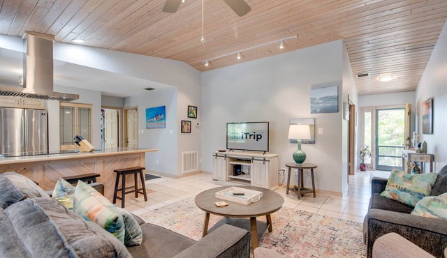 Endless Summer Retreat: Dog-Friendly 3BR Canal Front Oasis, Dockage & Easy Atlantic/Gulf Access
