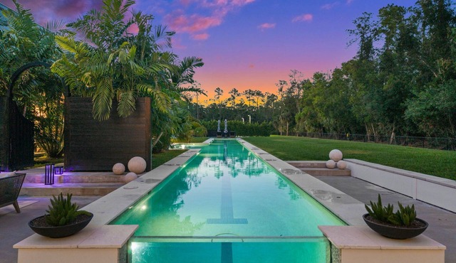 ✰ Entire Naples Estate: sleeps 30, 150' Pool Tennis Pickleball Bocce Gym Theater