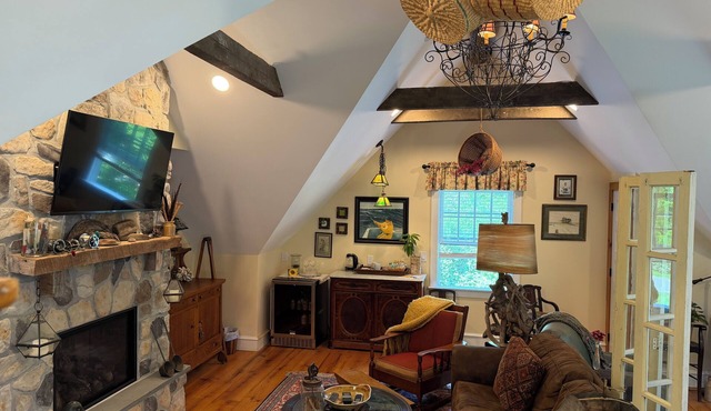 Escape to the Tree House- A Private Retreat