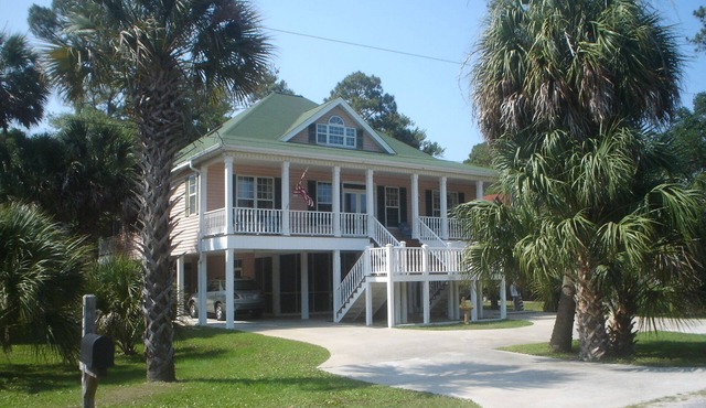 Est 1995: A meticulously kept/modernly appointed/classically designed beachhouse