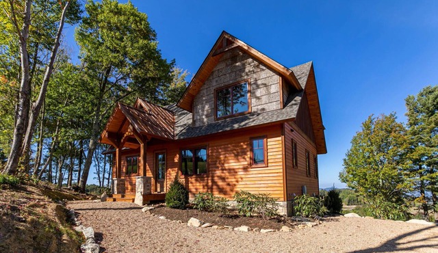 Evergreen at Eagles Nest - Stunning views, hot tub, firepit