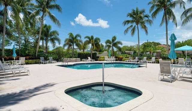 Executive 3BR Pet‑Friendly Fully Furnished Near I‑95 & Tpke 28‑Night Min in Delray Beach