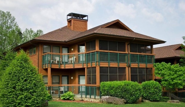 Explore Gatlinburg: Spacious Suite Ideal for Families