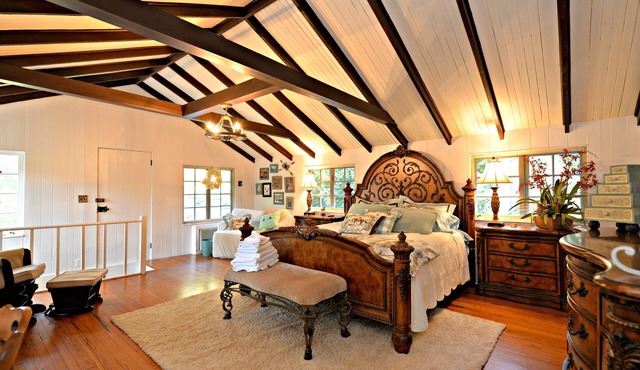 Exquisite Farmhouse with Hot tub 10 mins to TIEC