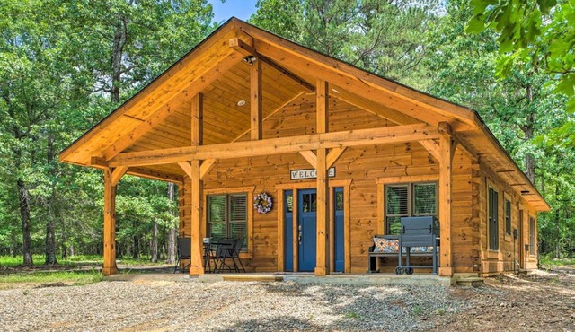 'Falling Star' Eagletown Cabin w/Hot Tub: Pets OK in Eagletown