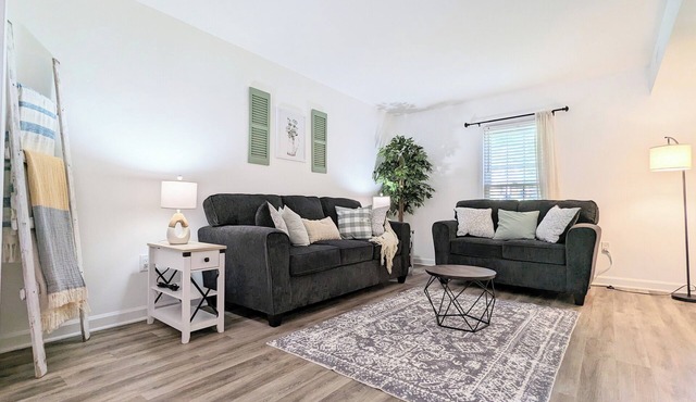Family & Dog Friendly 4B-Home with Fenced Backyard