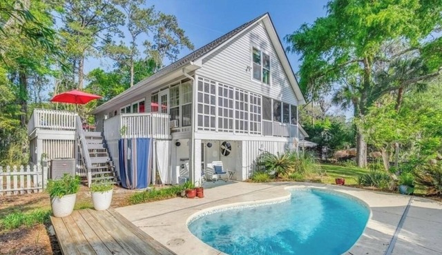 Family friendly cottage w/ POOL! <20min drive to downtown or beach! Pet friendly