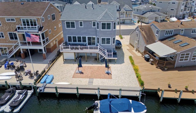Family friendly Lagoon front 2 blocks to ocean. 8 Beach Badge. 3 TV Beach Chair