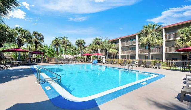Family-Friendly Room w/Space for Pets Near Naples Pier – Convenient Stay