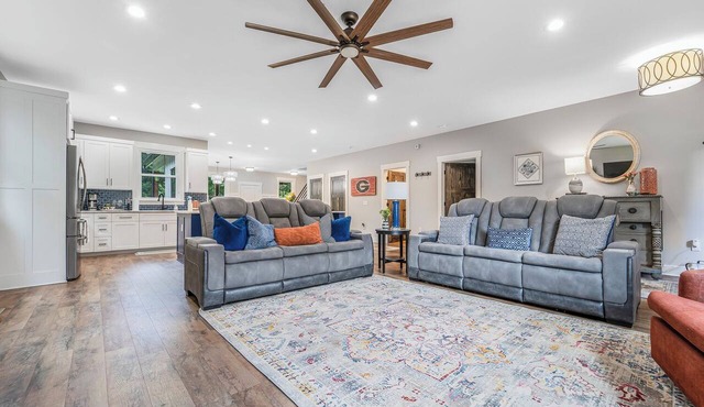 Family Friendly w/4 Kings Near UGA & Downtown Athens. Parking for UGA Football