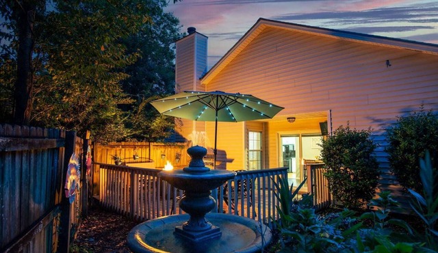 Family & Pet Friendly Home in Quiet Neighborhood - Close to Beaches & Downtown!