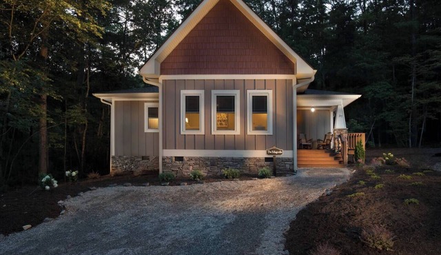 Family-Run Cottage with Fireplace, 2 Miles to Asheville