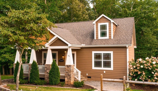 Family-Run Cottage with Fireplace and Private Hot Tub