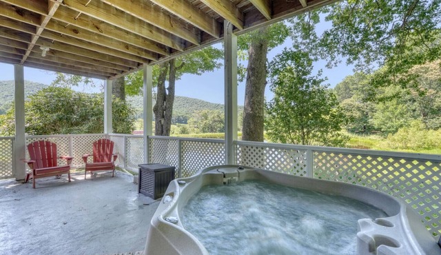 Family-sized Cozy Cottage - mountains views, fishing, & hot tub, in Suches, GA