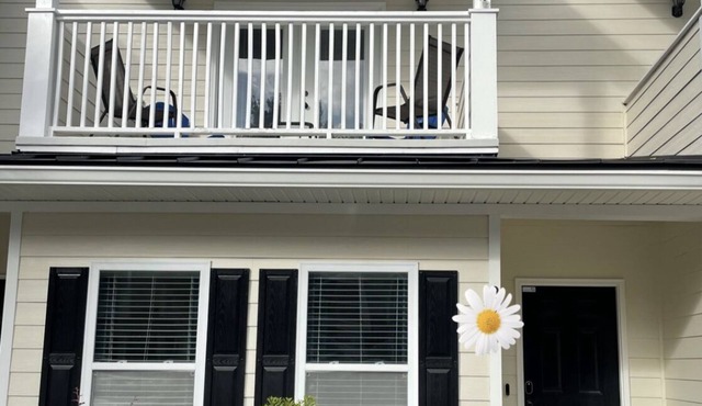 Family sized townhome! Close to Shipyard Park. Long term stays welcome!