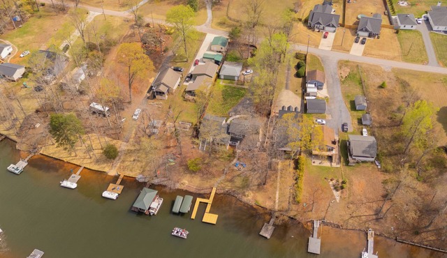 Fantastic 4-bedroom Home on Lake Bowen
