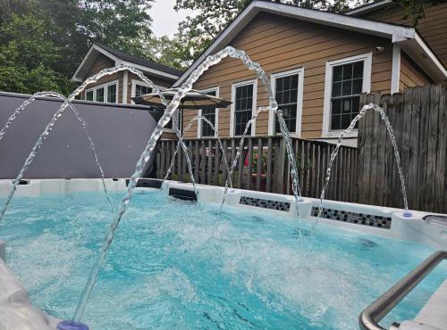 FIFA WORLD CUP, Close to Downtown,1000 mbps WIFI,11-Person Swim Spa, 75" TV 4 Movie Nights, Spacious, Walk To Restaurants, Ping Pong