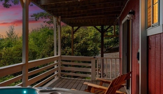 Fire Pit, Hot Tub and Amazing Views!