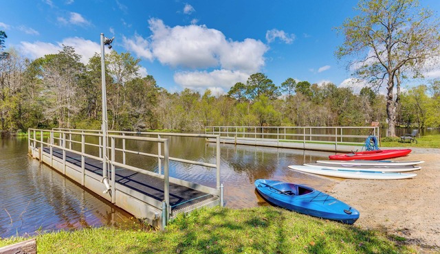 Fire Pit & On-Site Fishing! Pensacola Family Home
