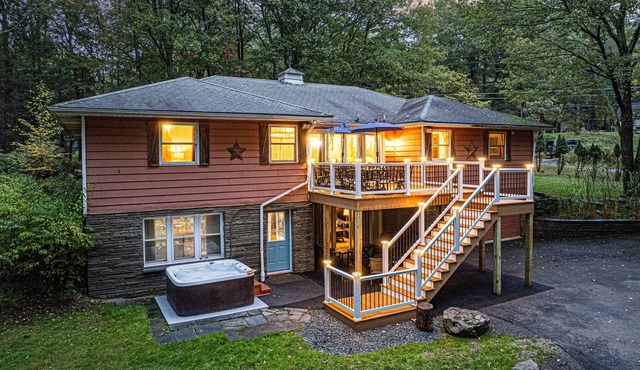 Fire Pit-Theater-Arcades-Hot Tub-Dogs Welcome