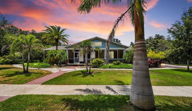Florida Style home w Pool just minutes from the Gulf!