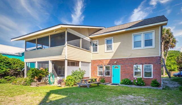 Folly Beach/Oceanfront/Easy Walking Distance to Restaurants/Shop/Pier