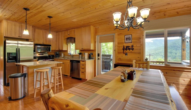 Franklin Cabin w/Game Room, Mountain-View Deck