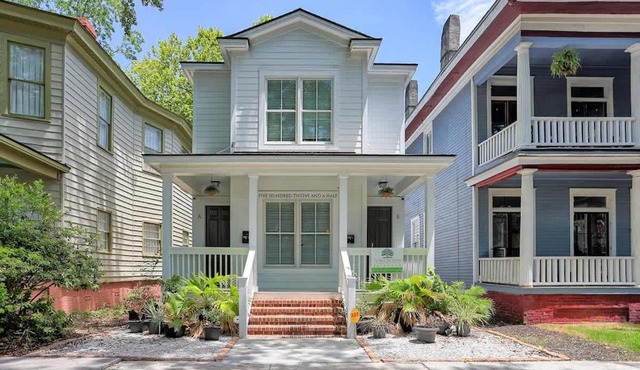 Fun & Renovated Artsy Downtown Apt Dog Friendly with Fully Fenced Backyard and Private Parking