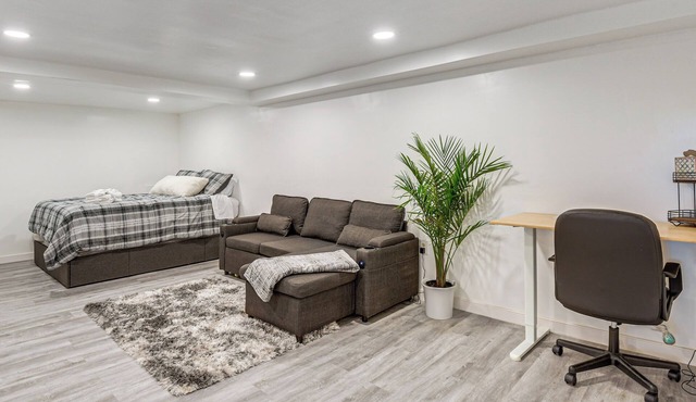Gateway to DC! Quiet Clinton Apt w/Workspace