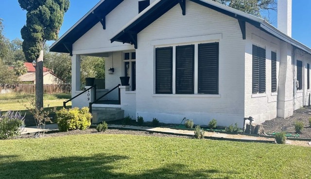 Gem on Spring-Upscale home walk to Main sleeps 11 in Del Rio