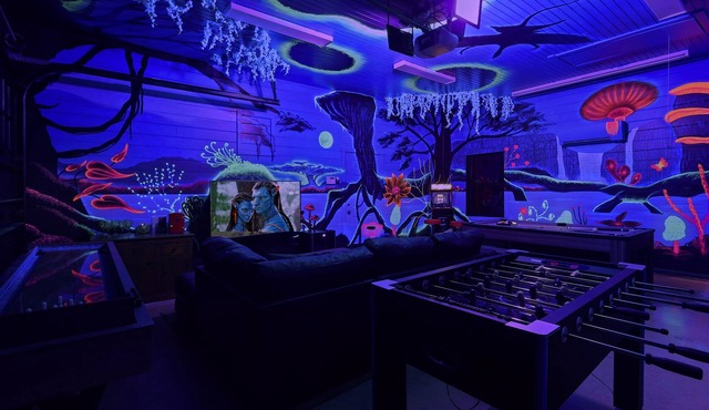 Glow Arcade Getaway w/Hot Tub Kids Safari Pets Fire Pit Luxe Amenities