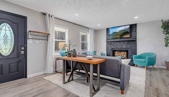 GoodKarma Rentals - Newly Renovated! Spacious - Comfy Home with Large fenced yar