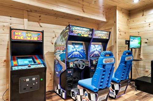 Gorgeous Cabin with Arcade Games, Pool and Endless Entertainment in Tennessee