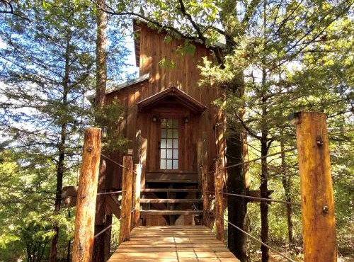 Gorgeous Chic Treehouse with Lofted Interior and Panoramic Views in Arkansas