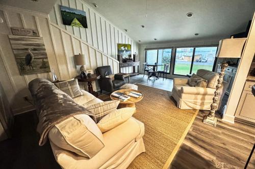 Gorgeous coastal villa spacious w full kitchen and close to everything