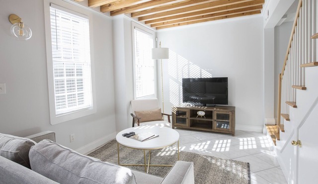 Gorgeous Townhouse with a Patio near King st