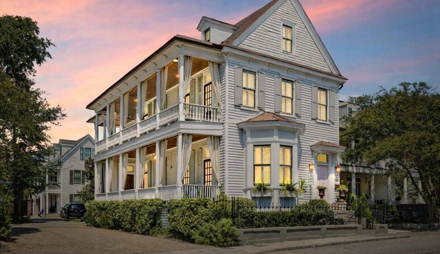 Grand 18bd House w. Luxury Finishes + Parking!