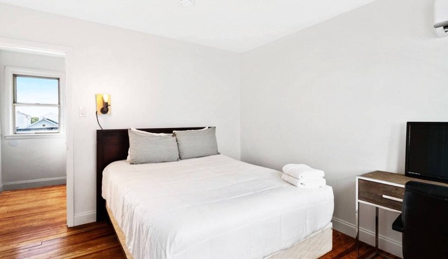 Great Located 3BR w/Parking, 8min Walk to Beach