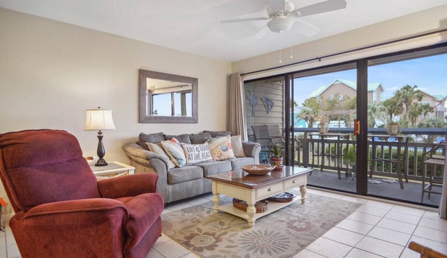 Great View of Swimming Pool and Beach, Dog Friendly