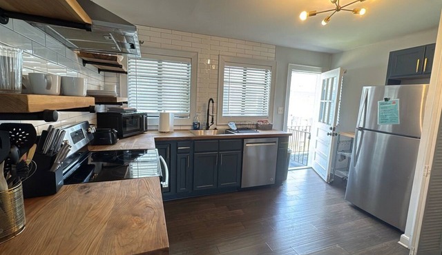 Group-ready West End Duplex - Save Big Midweek