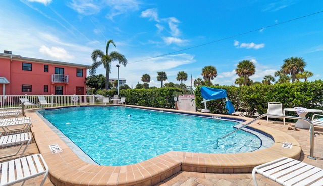 🌴 Gulf Winds #406 — Bright Beachside Escape with Balcony Views